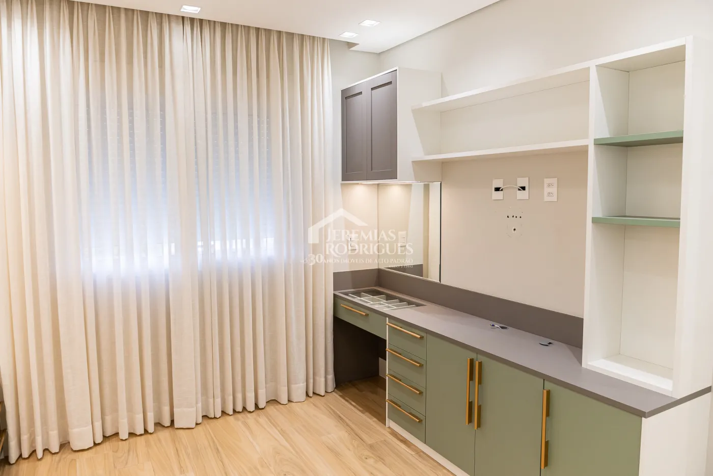 Apartamento à venda com 3 dormitórios, 98 m² no Edifício Bauhaus em Pindamonhangaba/SP.