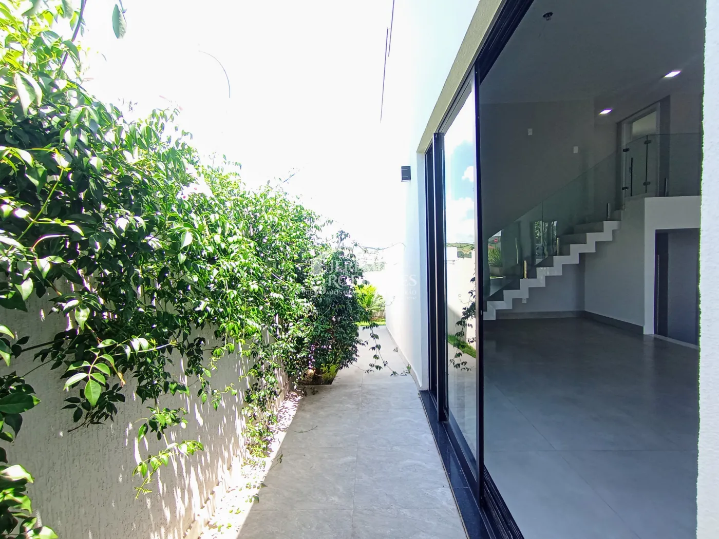 Casa assobradada à venda com 3 suítes no Condomínio Cyrela Landscape em Taubaté/SP.