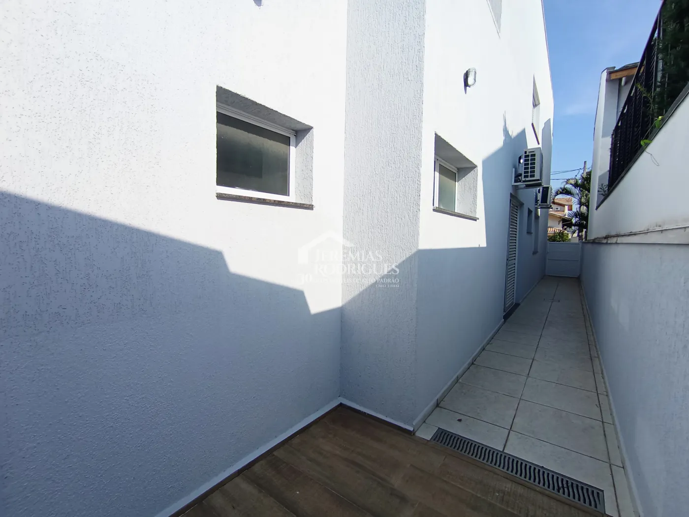 Casa para venda e locação com 3 dormitórios, no Condomínio Campos do Conde II em Tremembé/SP.