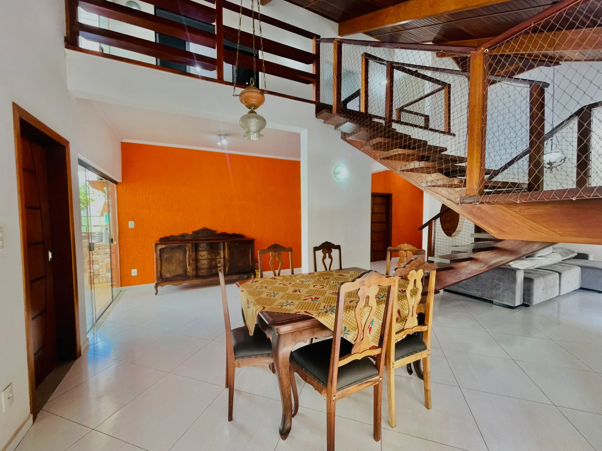 Casa à venda com 4 dormitórios no Condomínio Real Ville em Pindamonhangaba/SP. 