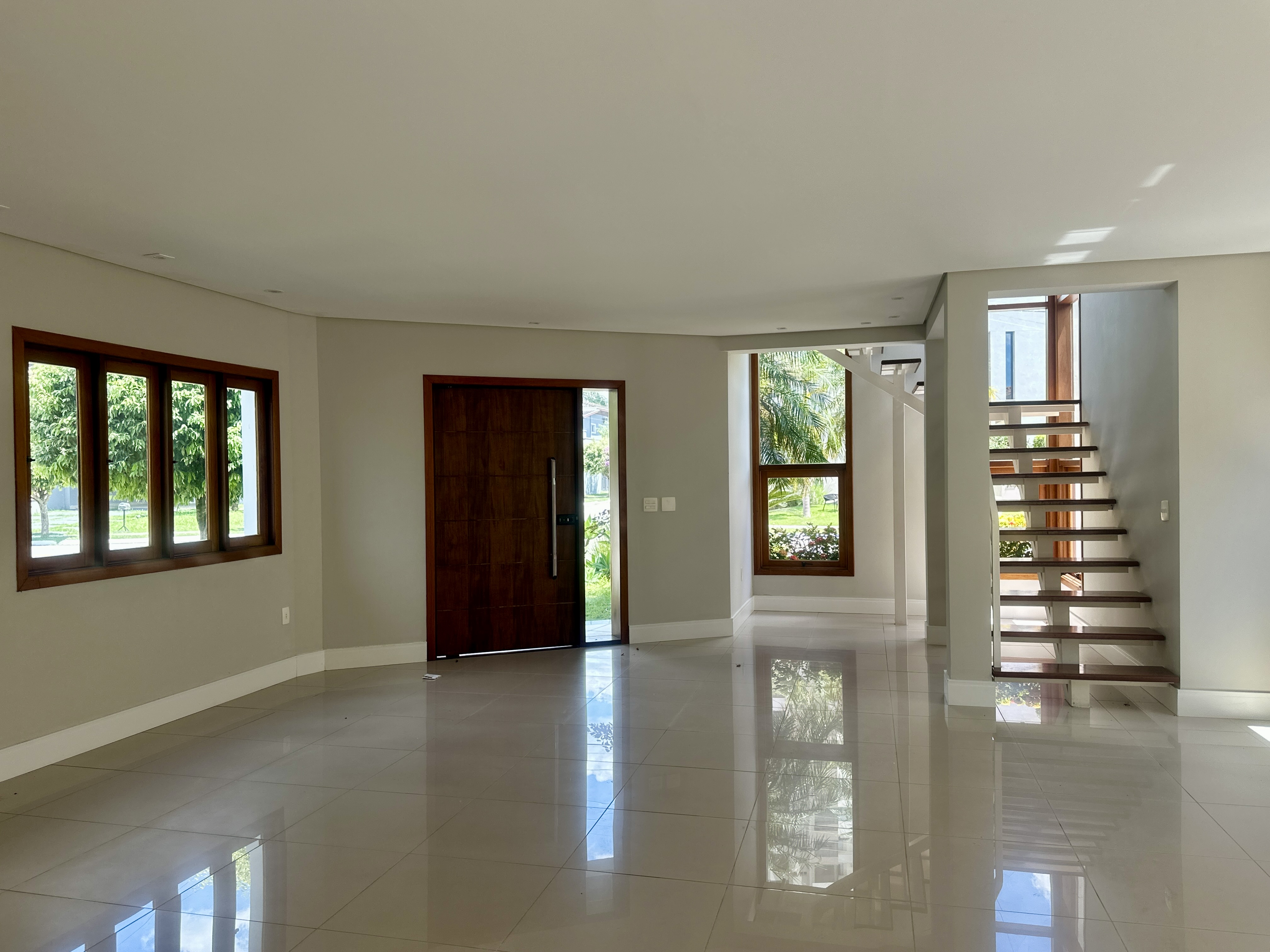 Casa para locação com 3 suítes no Condomínio Taubaté Village em Taubaté/SP. 