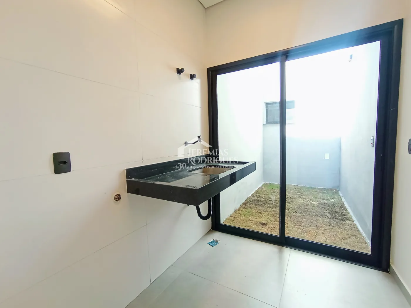 Casa à venda com 3 suítes no Condomínio Quinta das Palmeiras em Taubaté/SP.