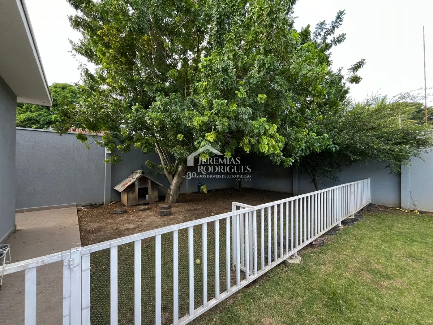 Casa assobradada à venda com 4 dormitórios no Condomínio Residencial Eldorado, em Tremembé/SP.