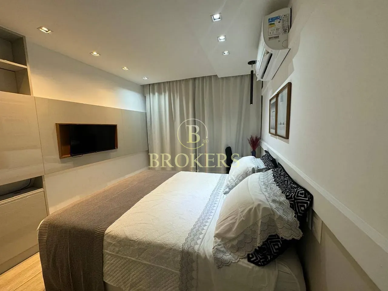 Apartamento a venda. Ipanema na quadra da praia! 2 quartos (1 suíte), varanda com vista mar, vaga,