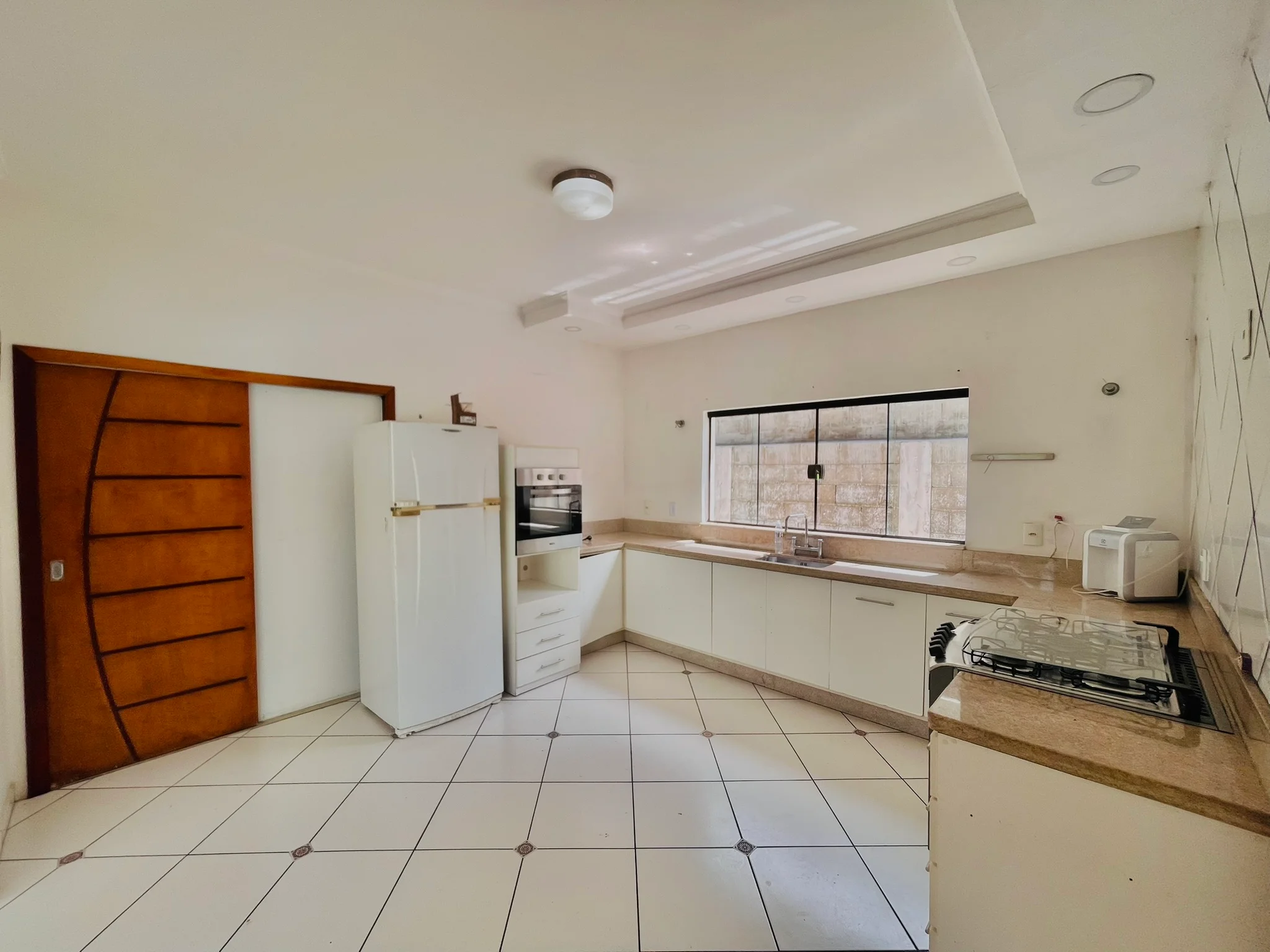 Casa à venda com 4 dormitórios no Condomínio Real Ville em Pindamonhangaba/SP. 