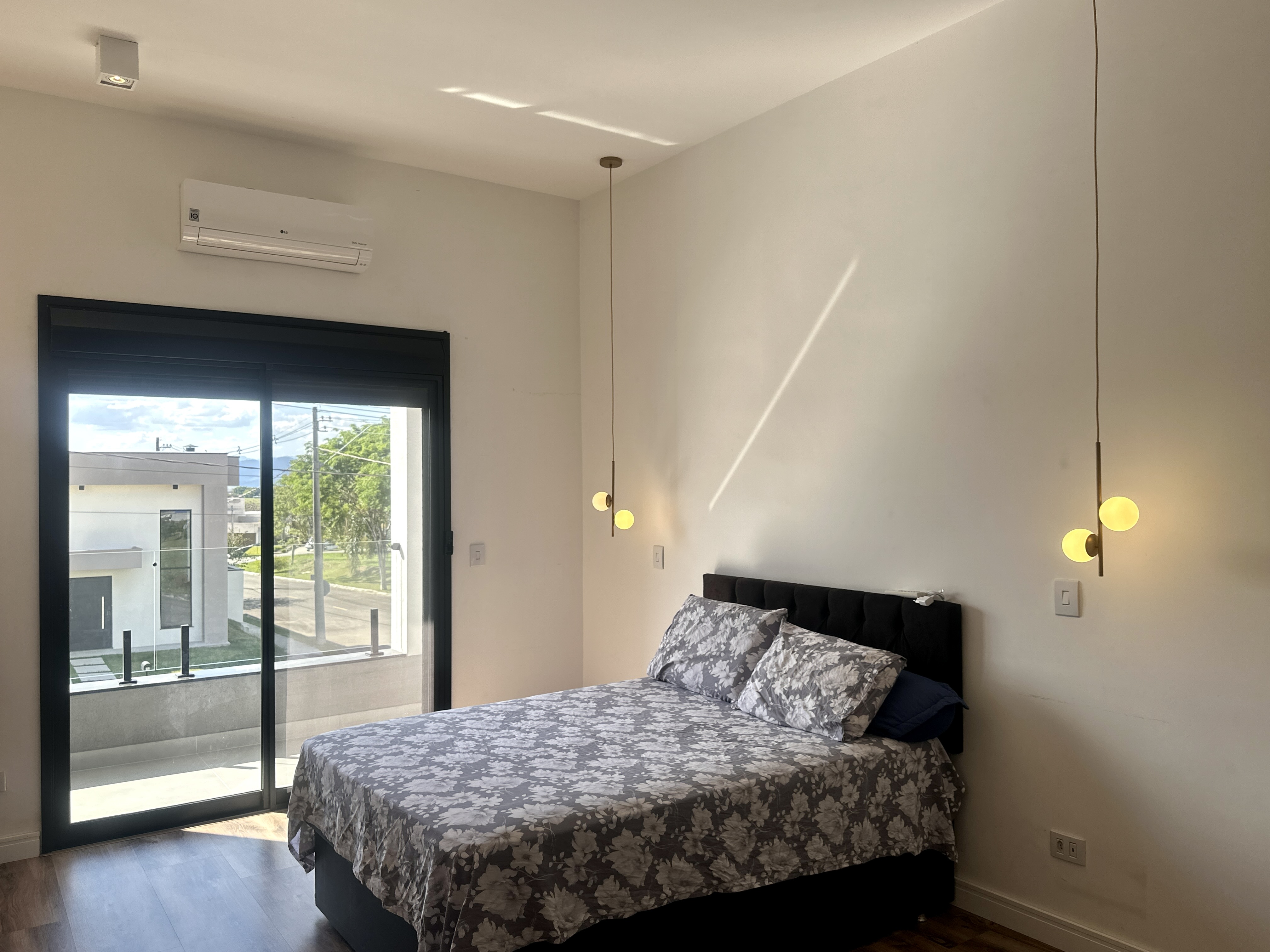 Casa à venda com 4 dormitórios no Condomínio Bella Vitta em Caçapava/SP.