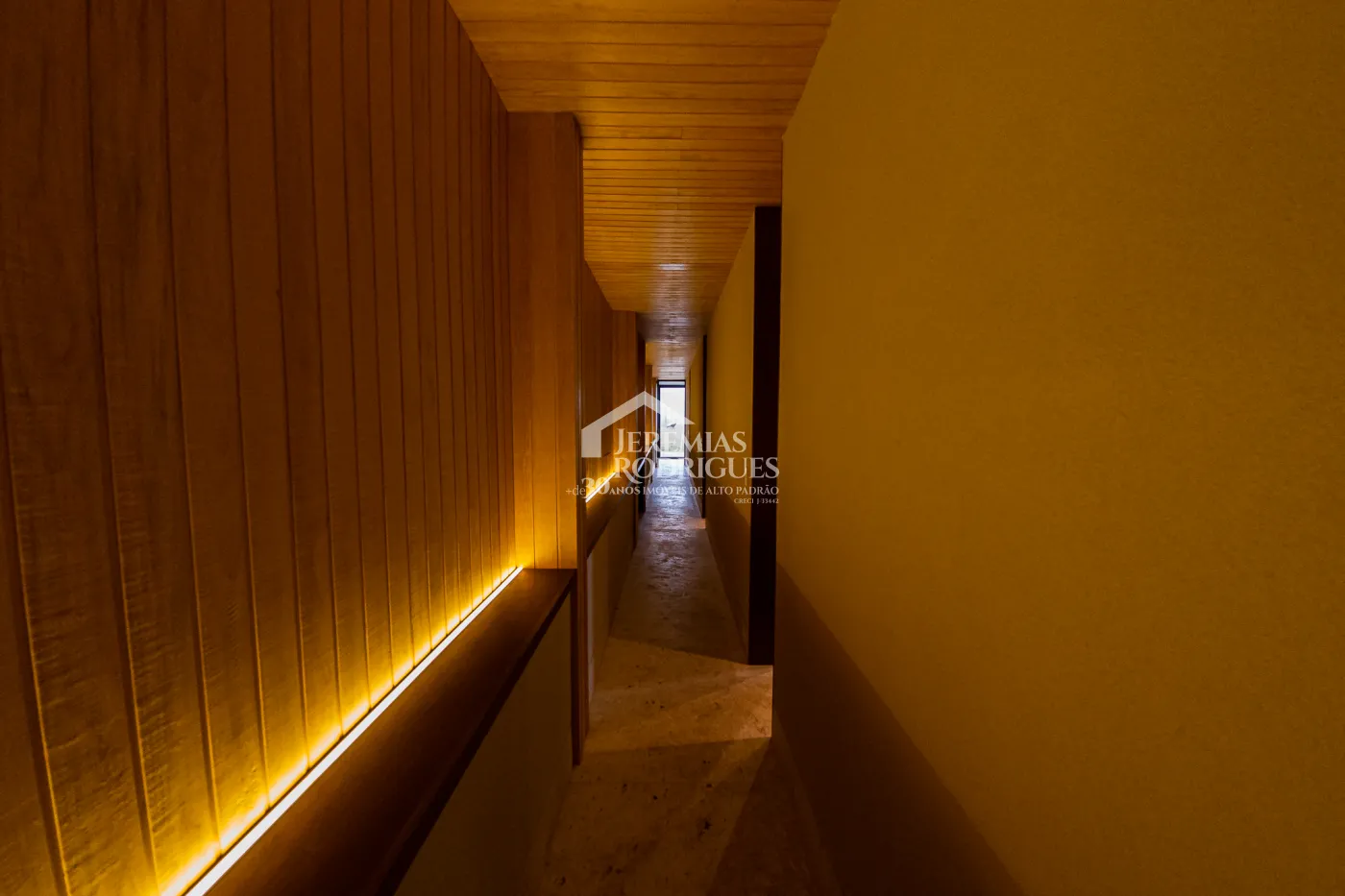 Casa com 5 quartos, 560 m²- Colinas Capivari - Campos do Jordão/SP