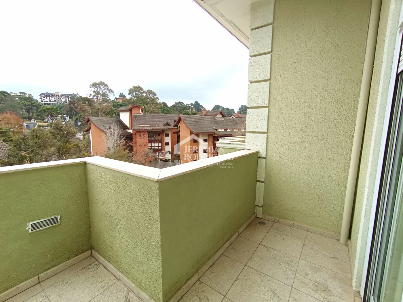 Apartamento duplex à venda com 4 suítes, 401 m² no Condomínio Chateau D Amboise em Campos do Jordão/SP.