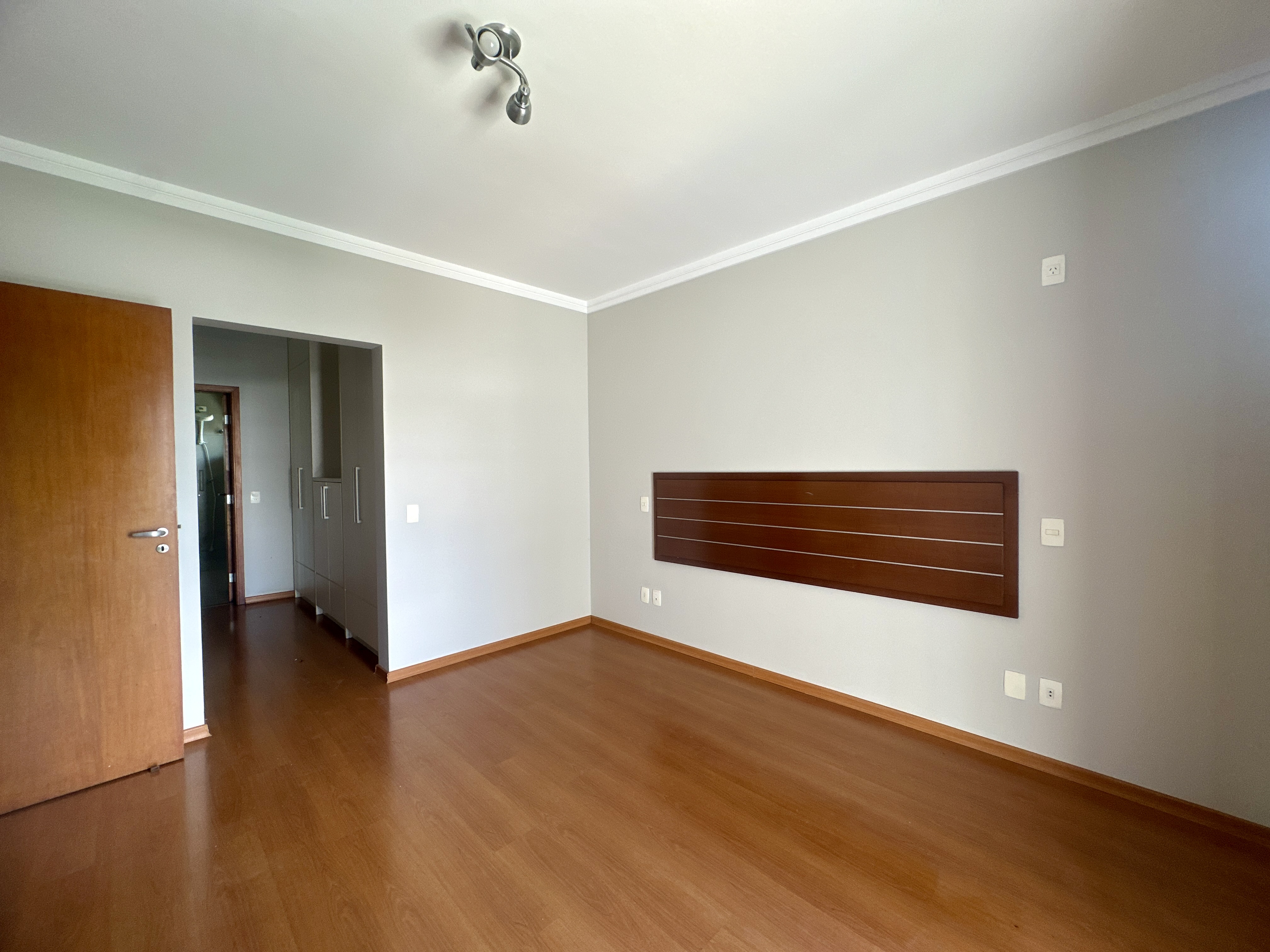 Casa para locação com 3 suítes no Condomínio Taubaté Village em Taubaté/SP. 