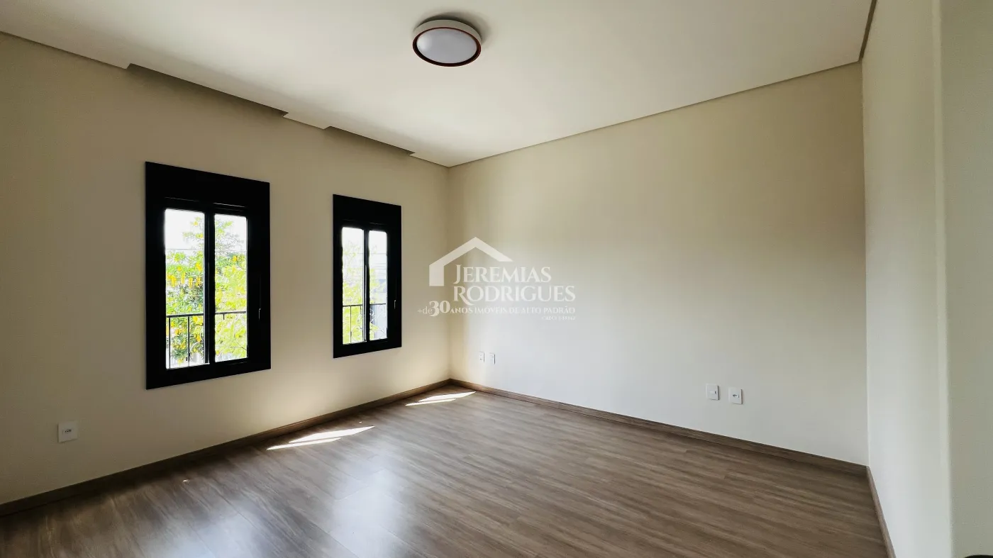 Casa assobradada à venda com 3 suítes no Condomínio e Ouro Ville em Taubaté/SP.