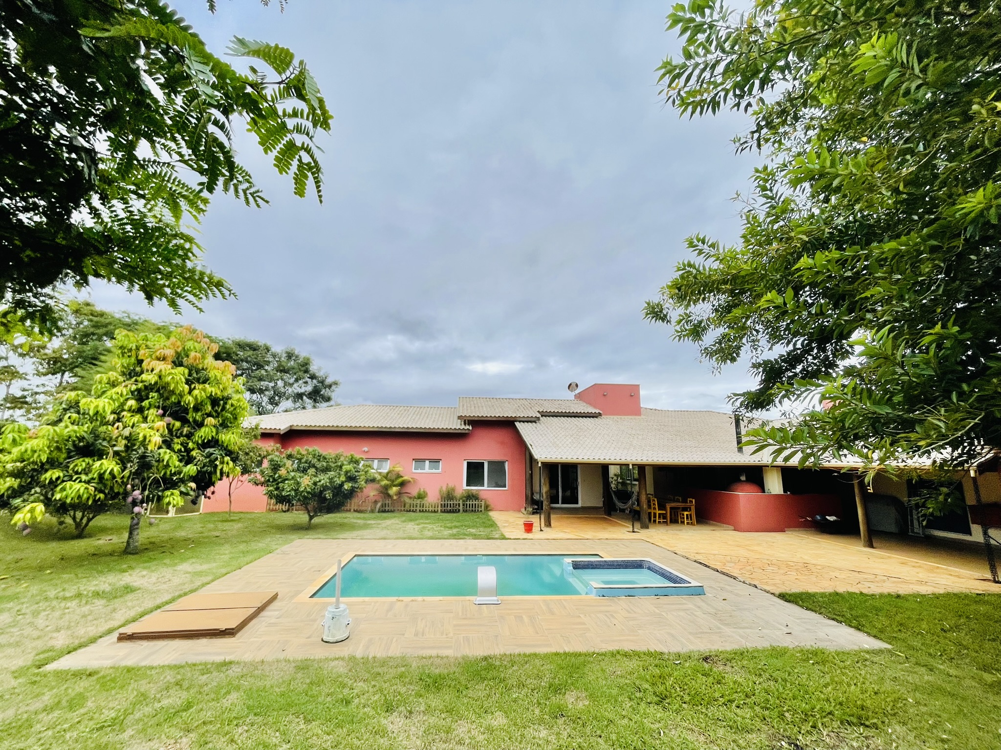 Casa à venda com 4 dormitórios no Condomínio São Félix do Cataguá em Taubaté/SP.