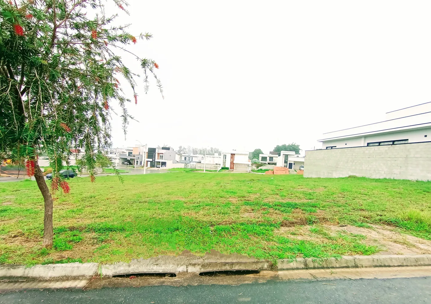 Terreno à venda com 290 m² no Condomínio Bosque do Imperador em Pindamonhangaba/SP.