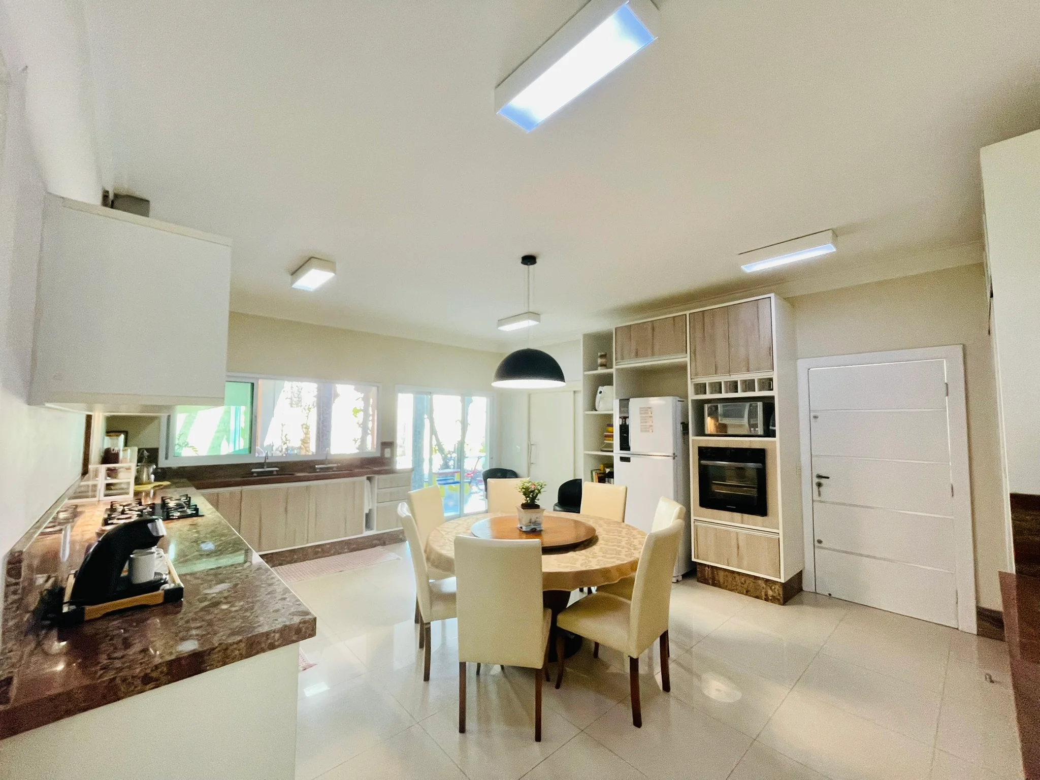 Casa à venda com 4 dormitórios no Condomínio Campos do Conde II em Tremembé/SP.