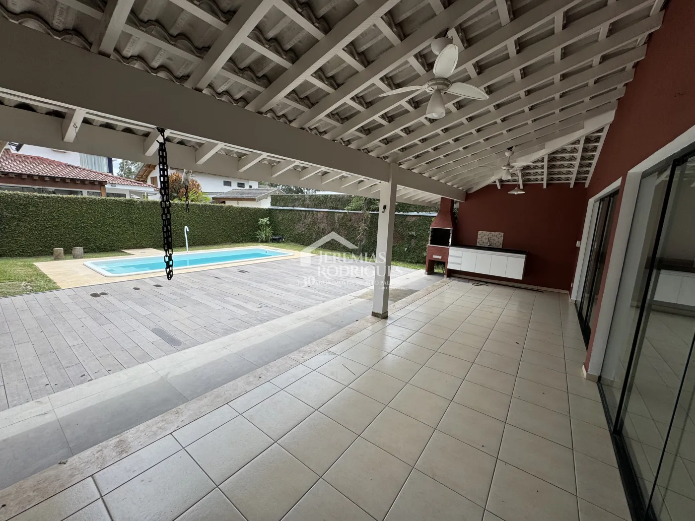 Casa para locação no Condomínio Colonial Village I em Pindamonhangaba/SP.