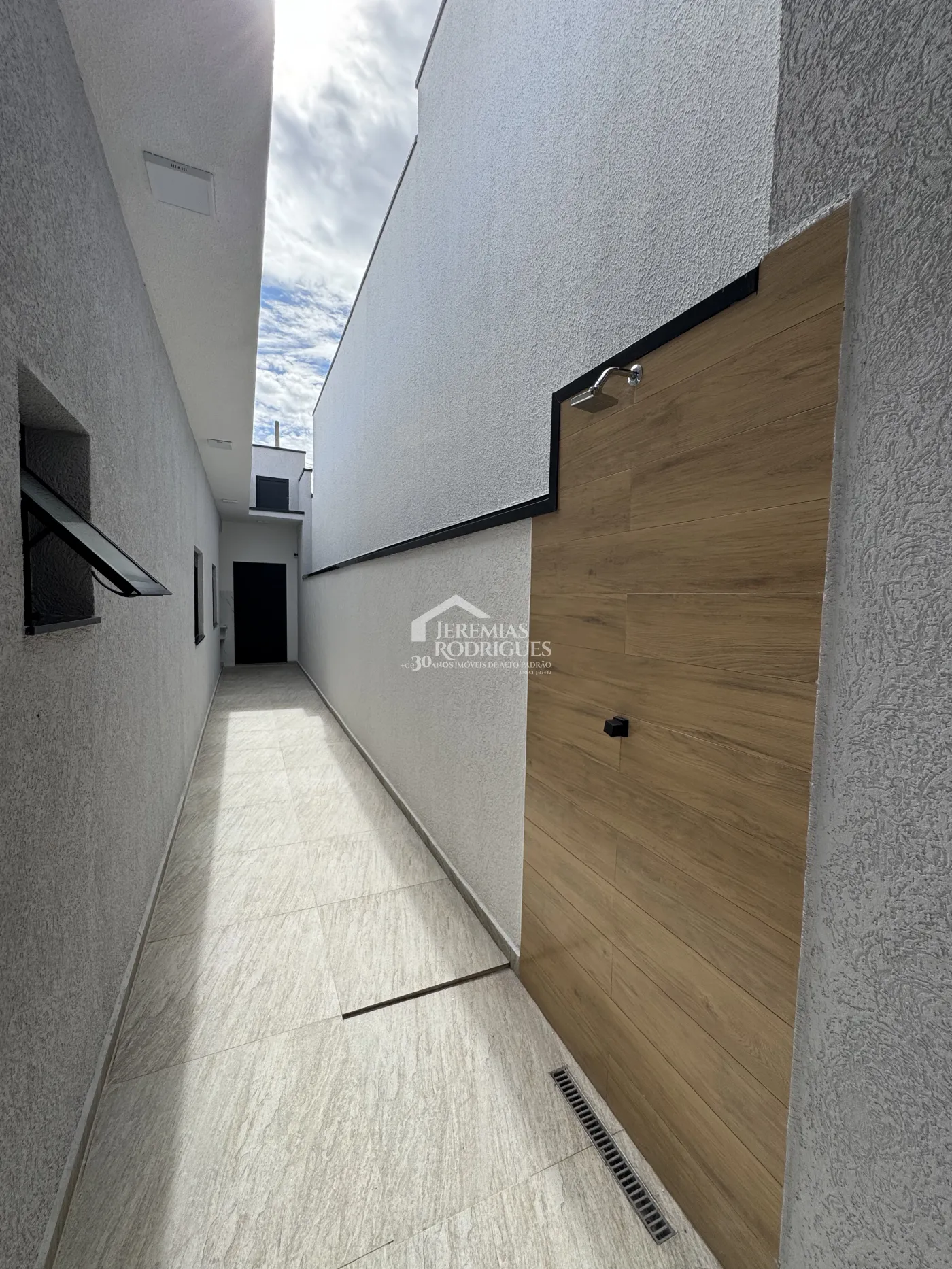 Casa à venda com 3 dormitórios no Condomínio Residencial Laguna em Pindamonhangaba/SP.