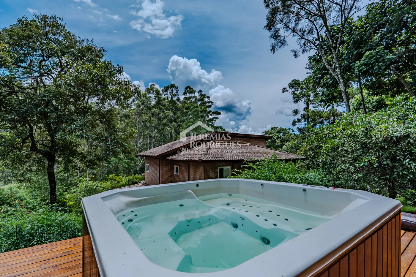 Casa assobradada à venda com 3 dormitórios no Condomínio Parque da Mantiqueira em Santo Antônio do Pinhal/SP.