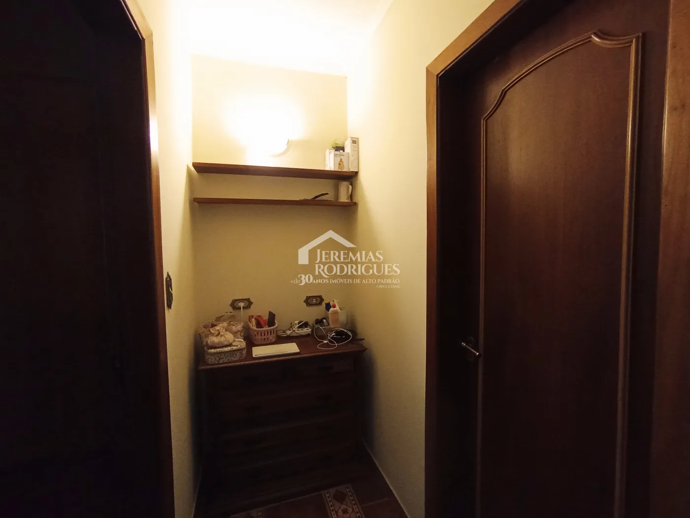 Casa para venda e locação com 3 suítes no bairro Parque das Flores em Taubaté/SP.