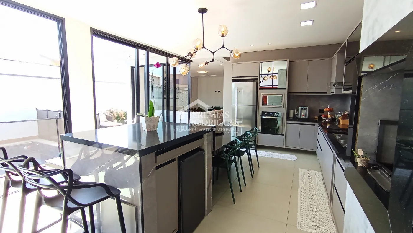 Casa à venda com 3 dormitórios no Condomínio Tecoara em Taubaté/SP.