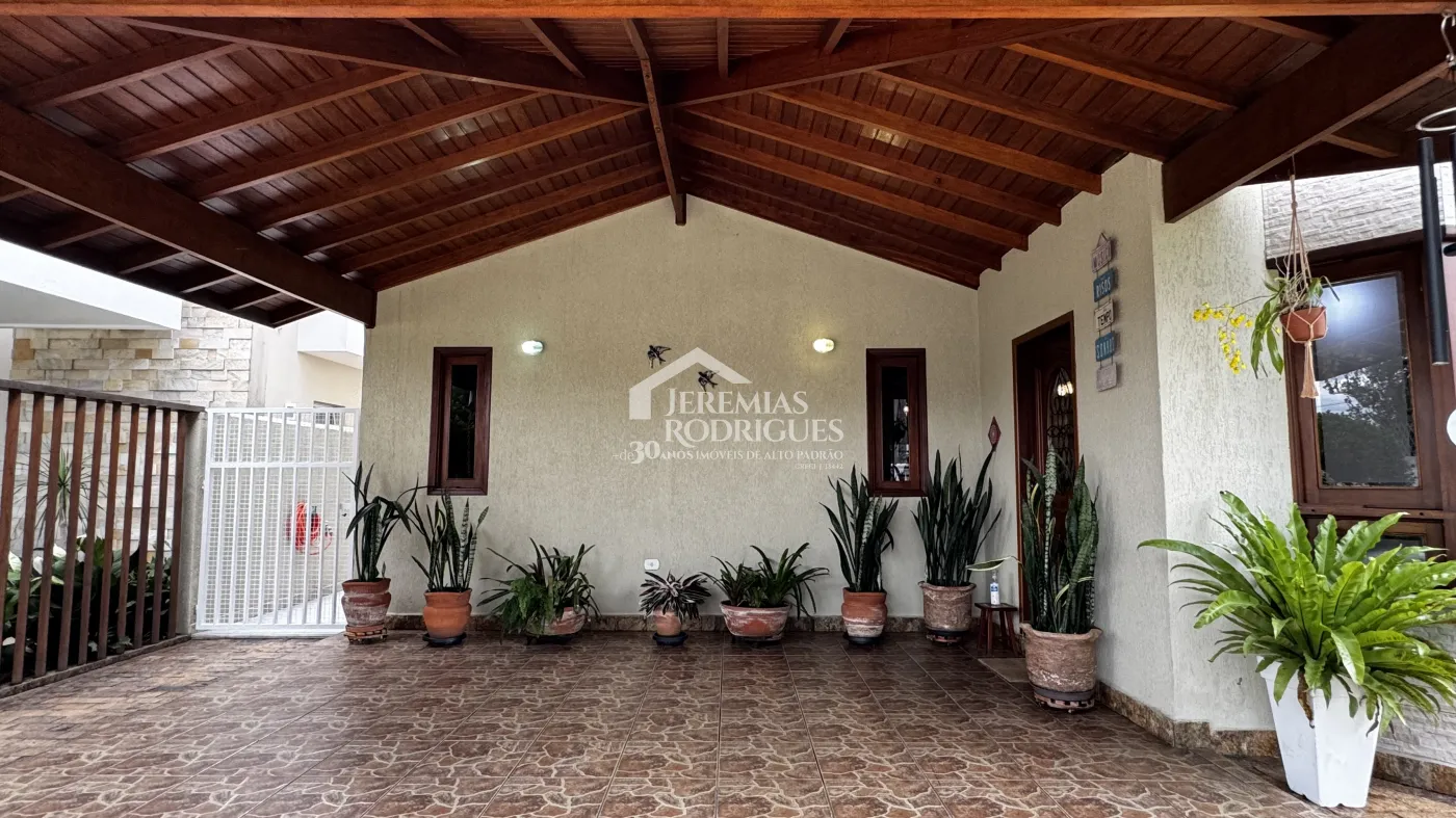 Casa assobradada à venda com 4 dormitórios no Condomínio Jardim das Hortênsias em Taubaté/SP.