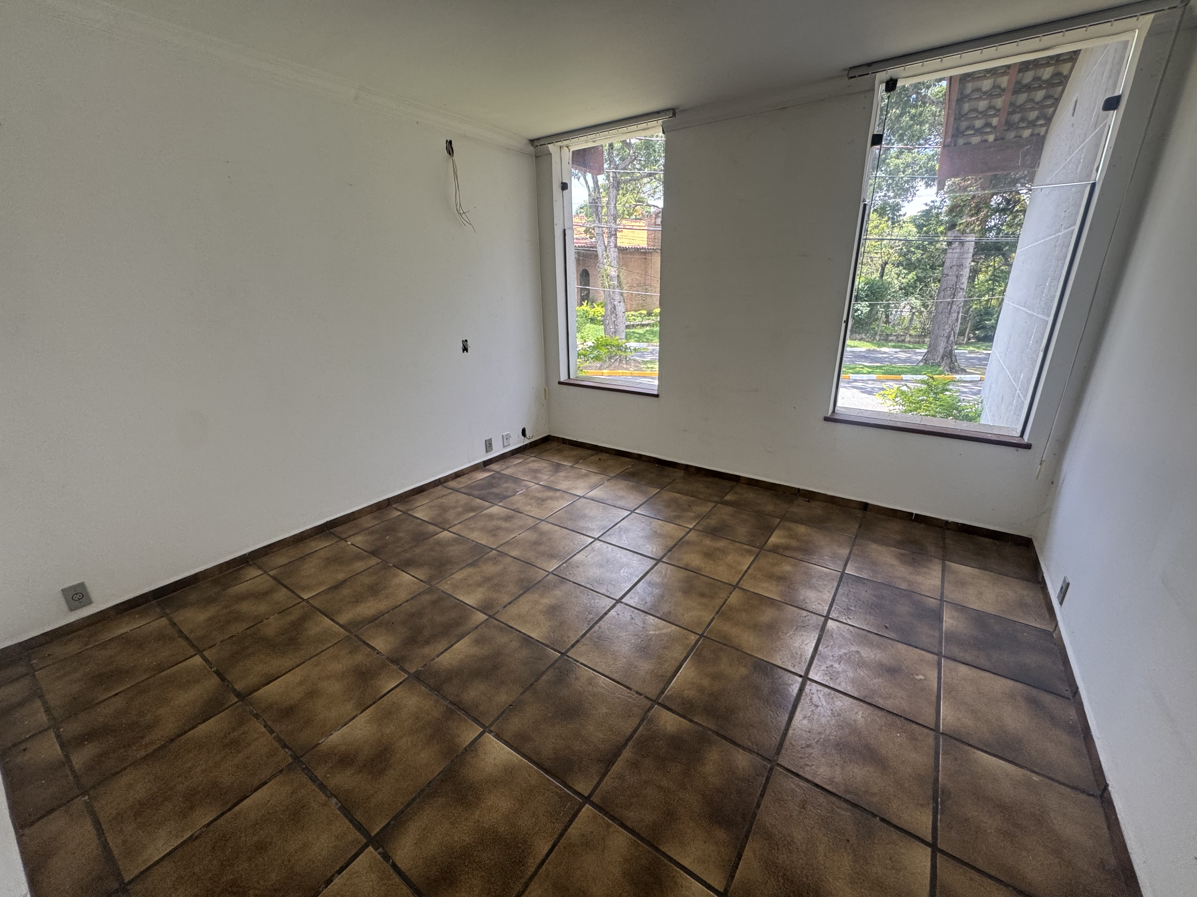 Casa à venda com 5 dormitórios no Condomínio Village Paineiras em Pindamonhangaba/SP.