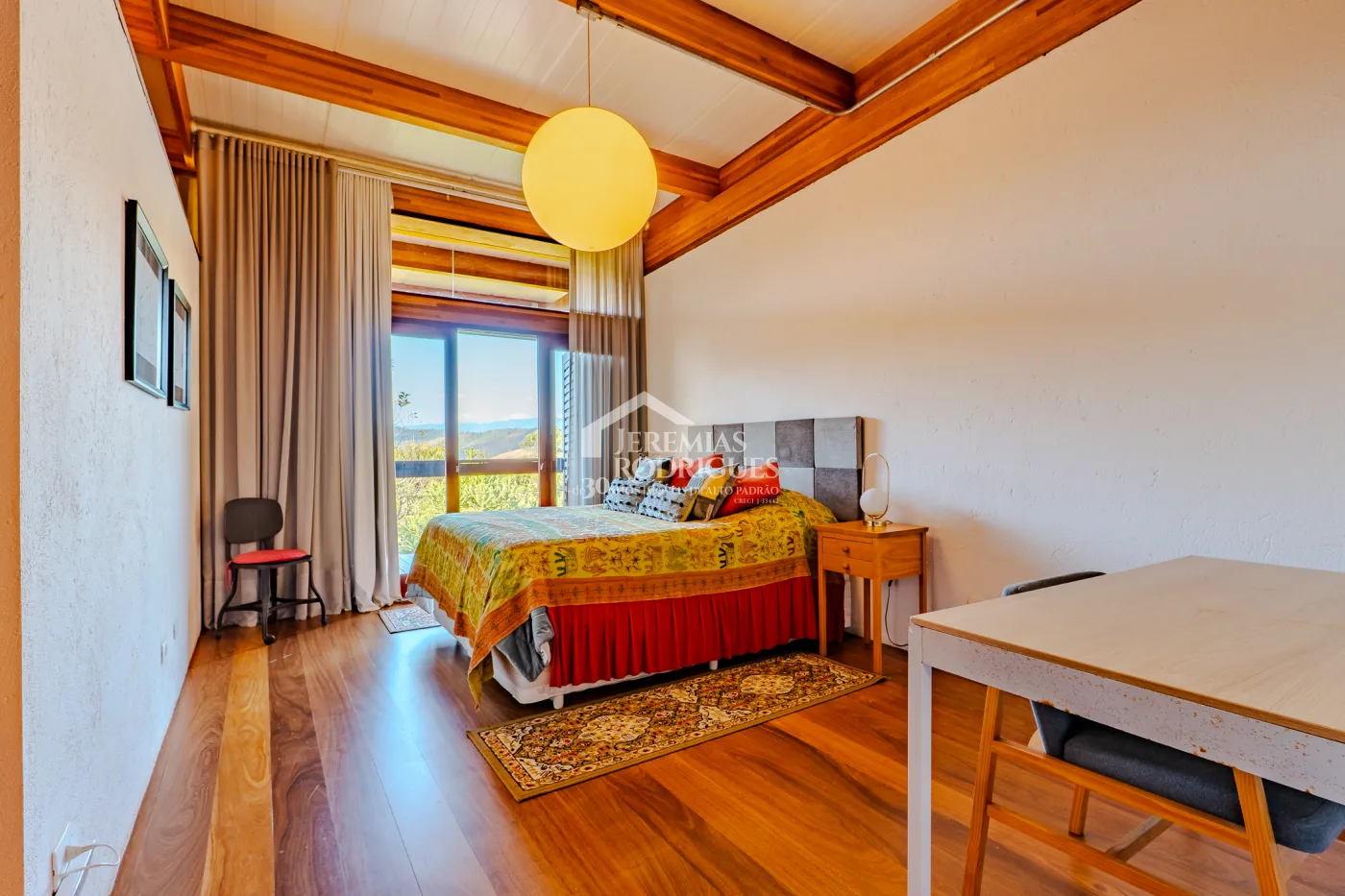 Mansão à venda com 4 suítes no Condomínio Parque da Mantiqueira em Santo Antônio do Pinhal/SP.