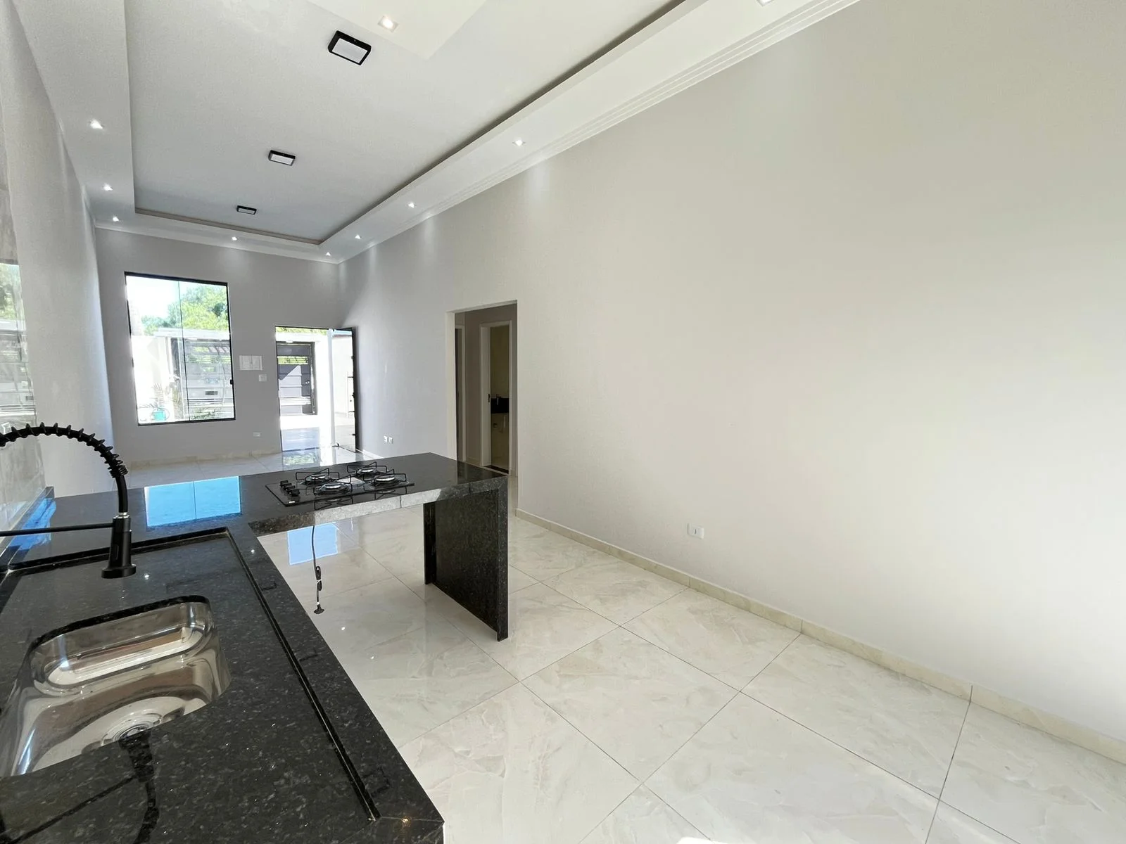 Casa à Venda em Pindamonhangaba com Piscina Privativa — 3 Dormitórios, Suíte, 102 m² | Próxima ao Centro