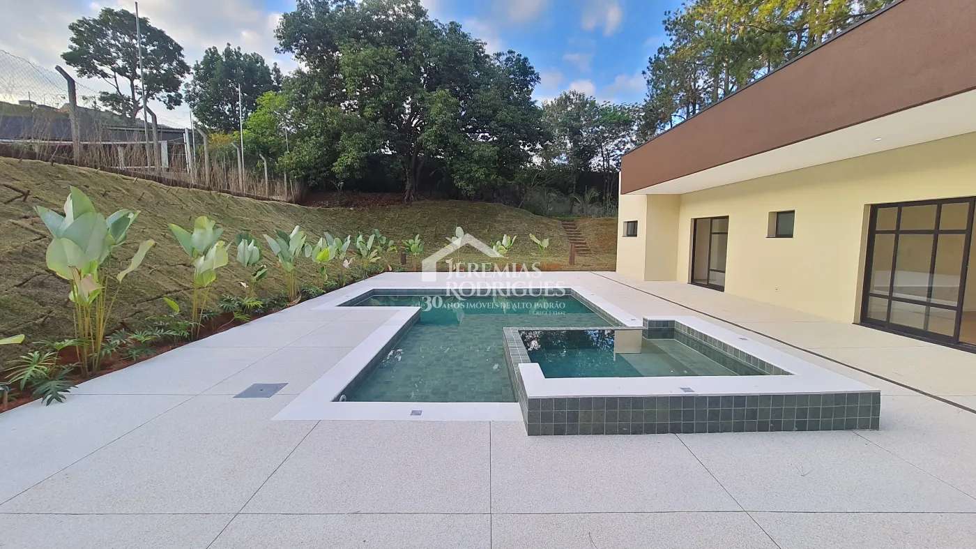 Casa à venda com 3 suítes no Condomínio Chácaras Cataguá em Taubaté/SP.
