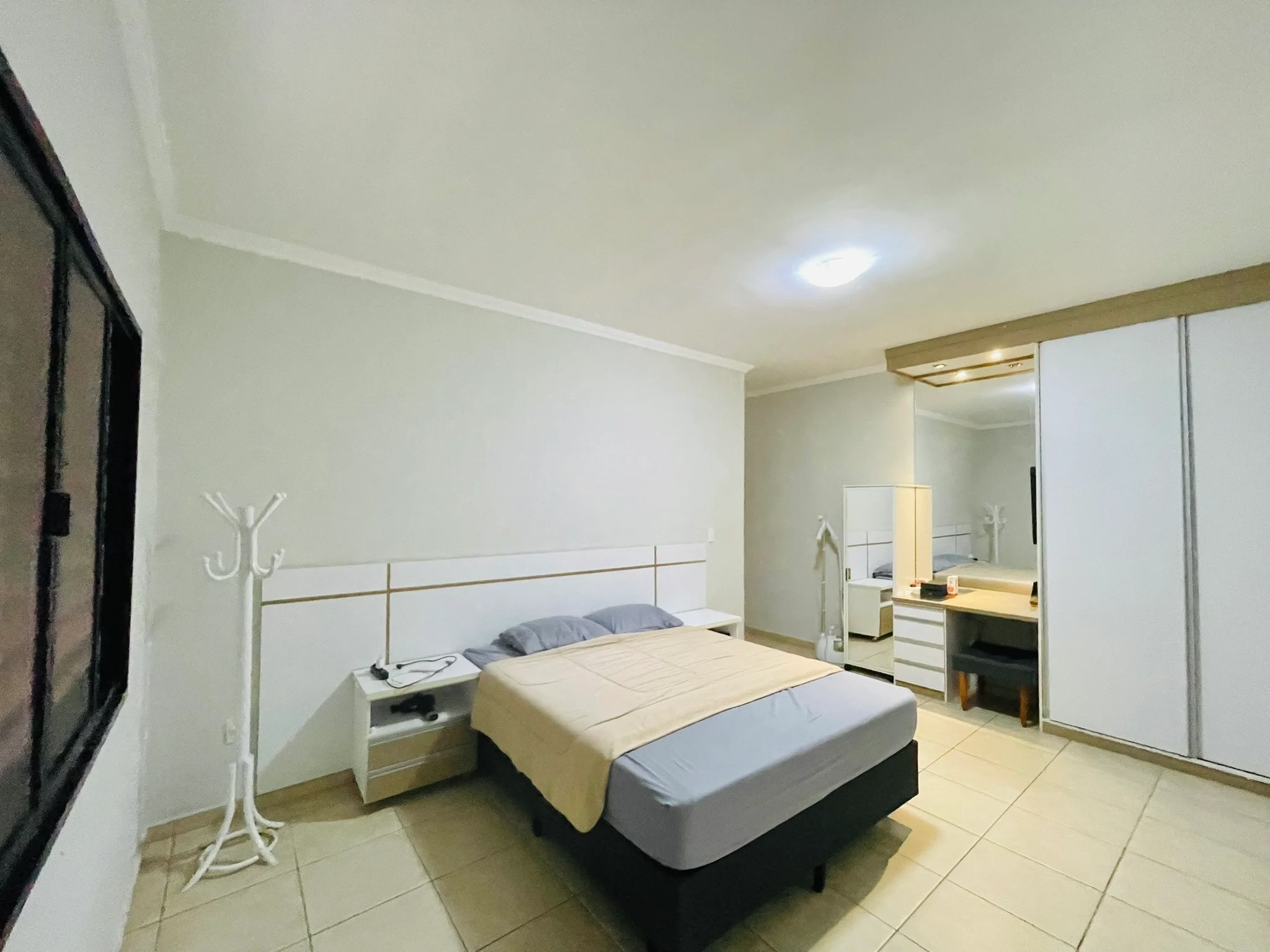 Casa à venda com 4 dormitórios no Condomínio Colonial Village I em Pindamonhangaba/SP. 