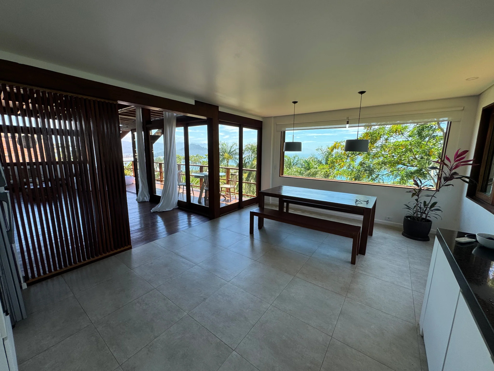 Casa à venda com 3 suítes no Condomínio Ponta das Toninhas em Ubatuba/SP. 