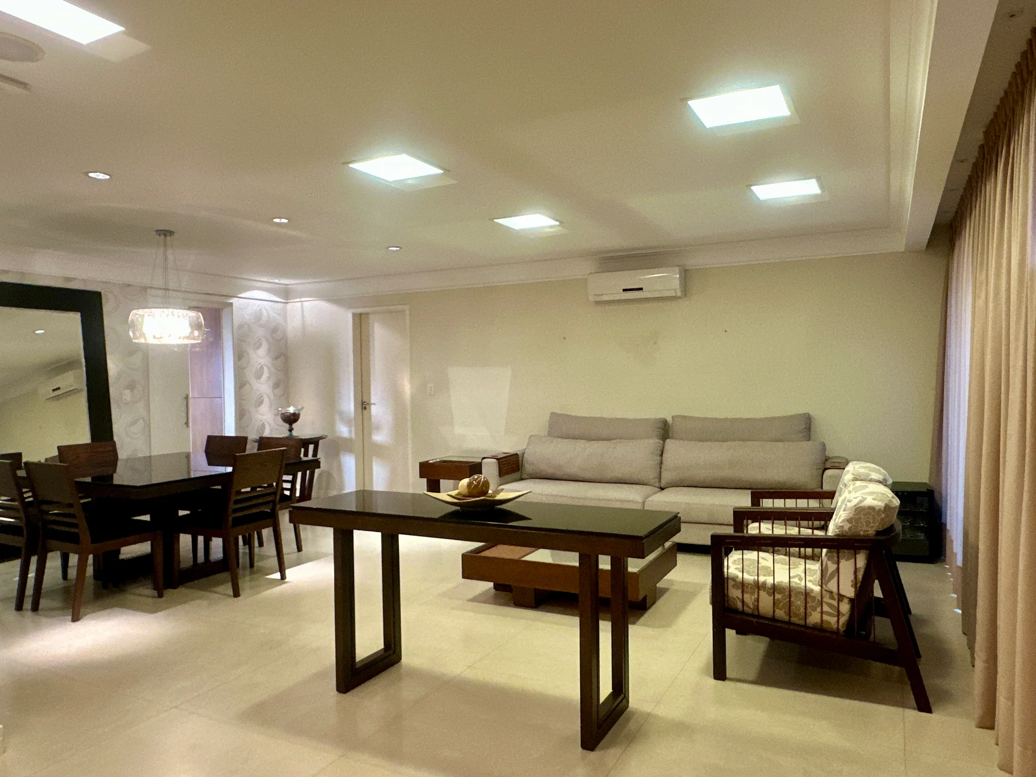 Apartamento mobiliado para venda e locação, 263 m² no Edifício Placere em Taubaté/SP.