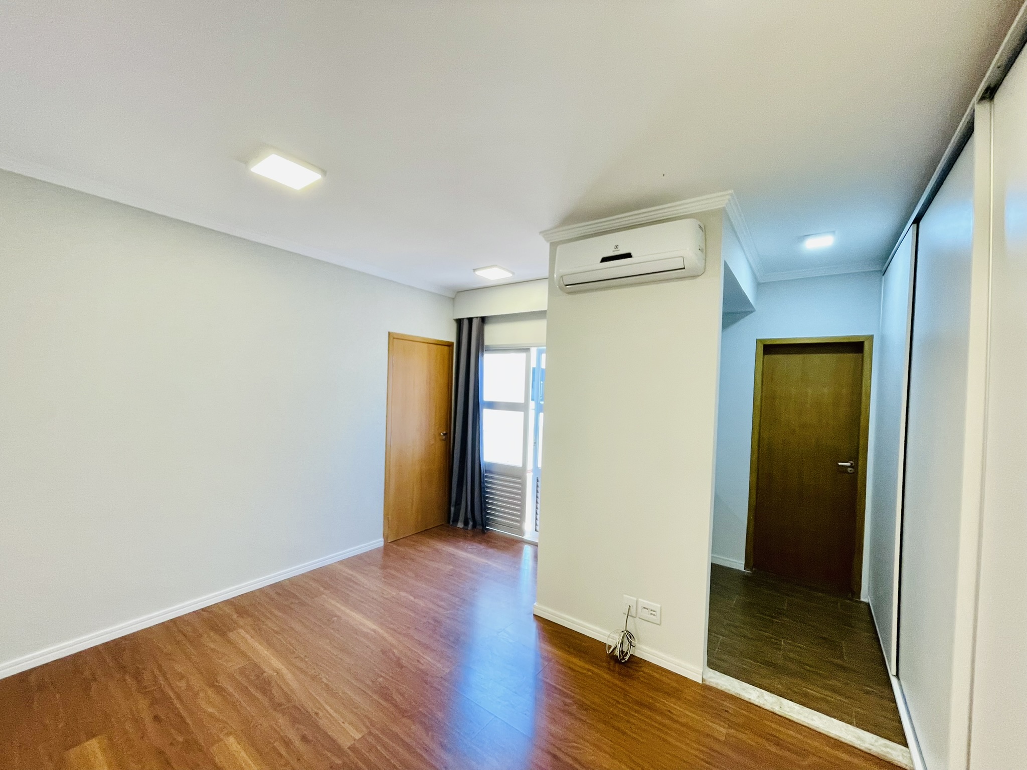 Casa à venda com 3 suítes no Condomínio Campos do Conde II em Tremembé/SP.