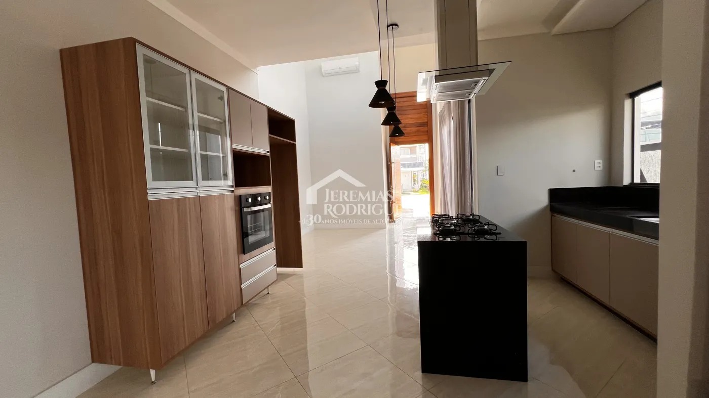 Casa à venda com 3 dormitórios no Condomínio Campos do Conde II em Tremembé/SP.