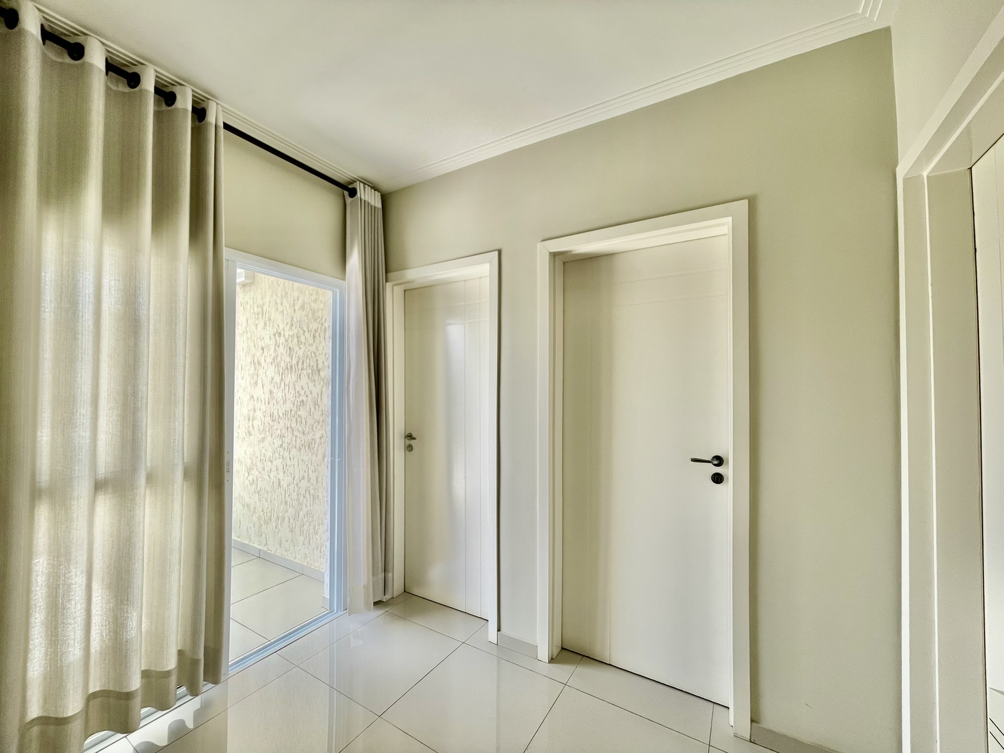 Casa à venda com 3 dormitórios no Condomínio Moema Ville em Pindamonhangaba/SP.