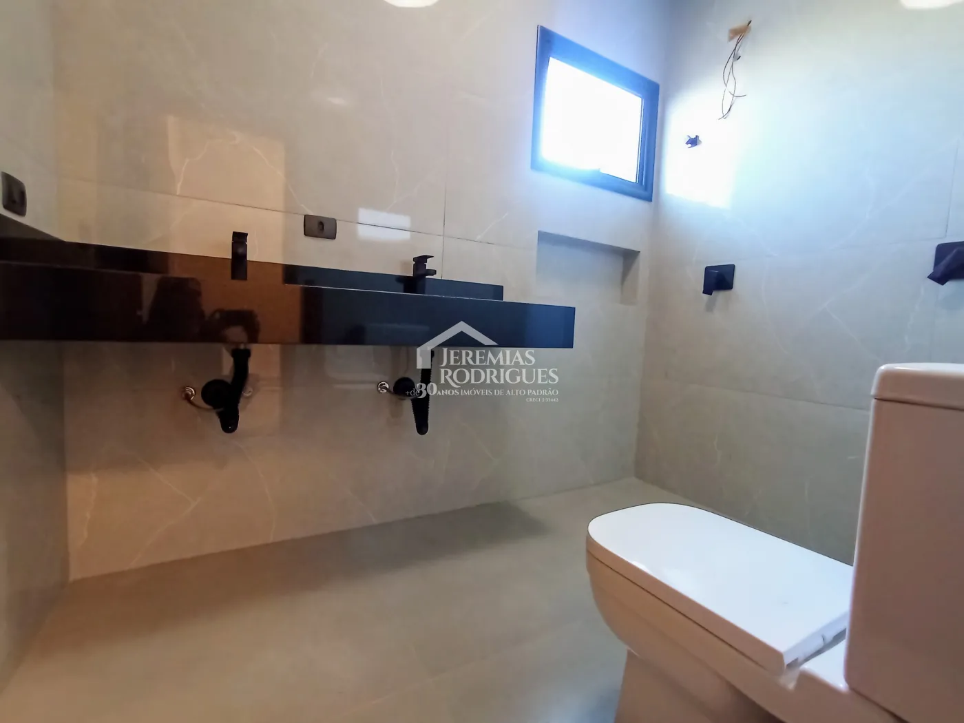 Casa à venda com 3 suítes no Condomínio Quinta das Palmeiras em Taubaté/SP.