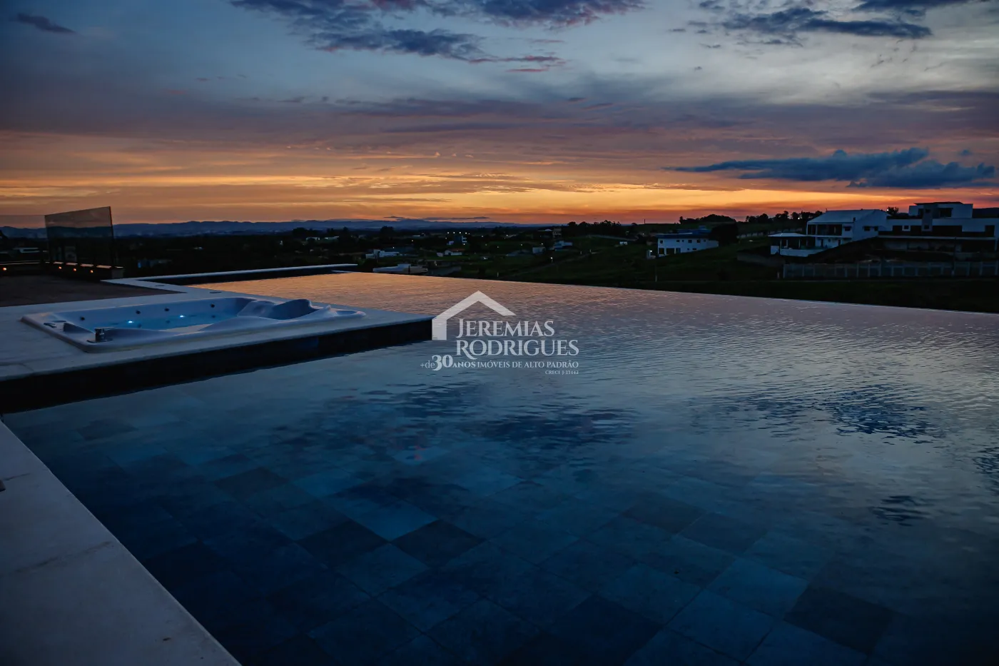 Casa com 3 suítes, 611 m² - Condomínio Village da Serra - Tremembé/SP