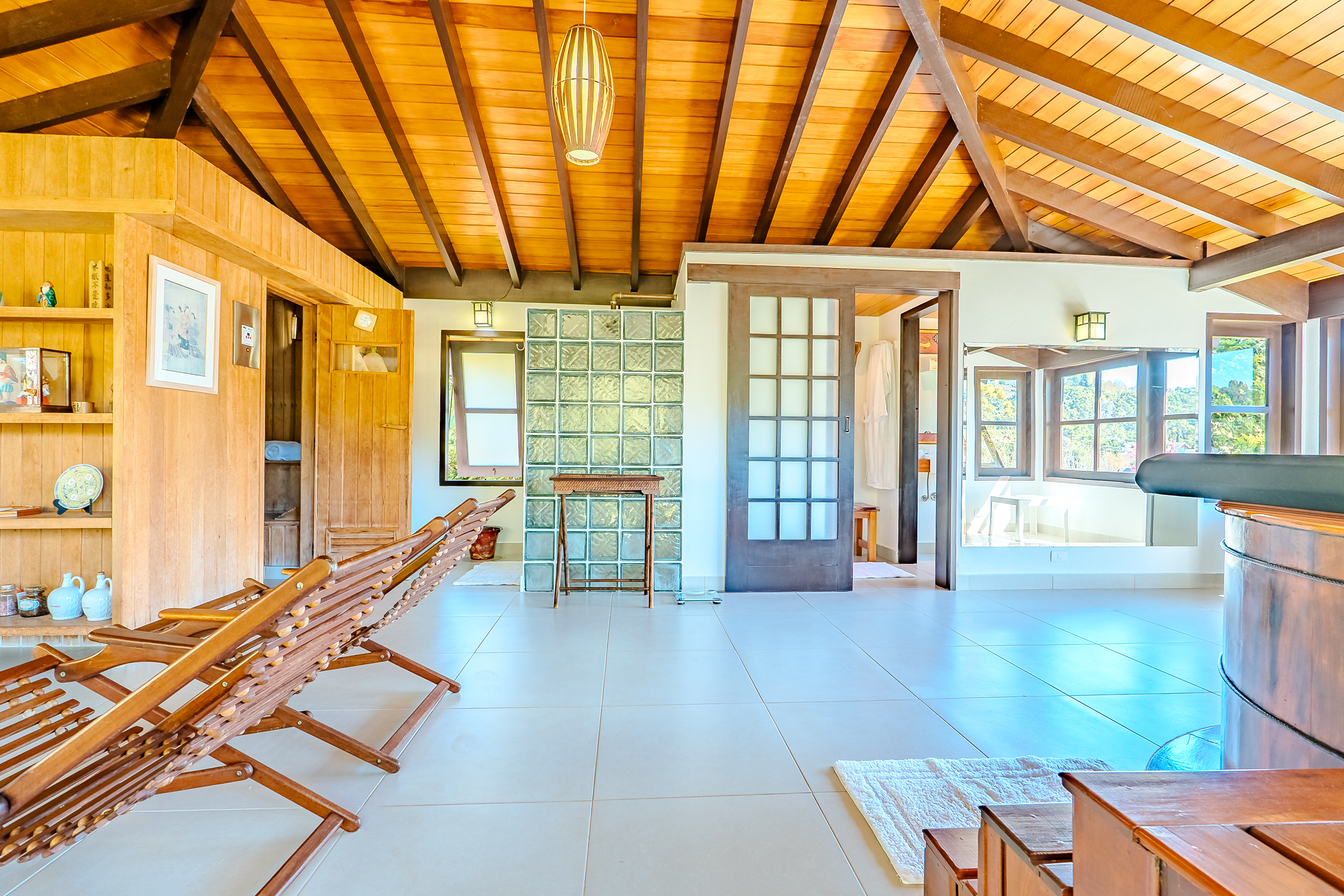 Mansão à venda com 7 suítes no Condomínio Vila Simonsen em Campos do Jordão/SP.