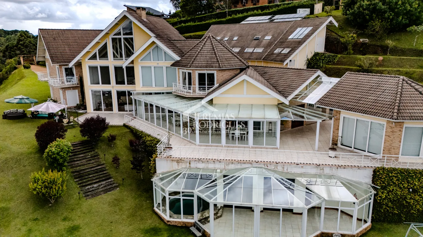Casa à venda no Parque Pedra do Baú em Campos do Jordão/SP.