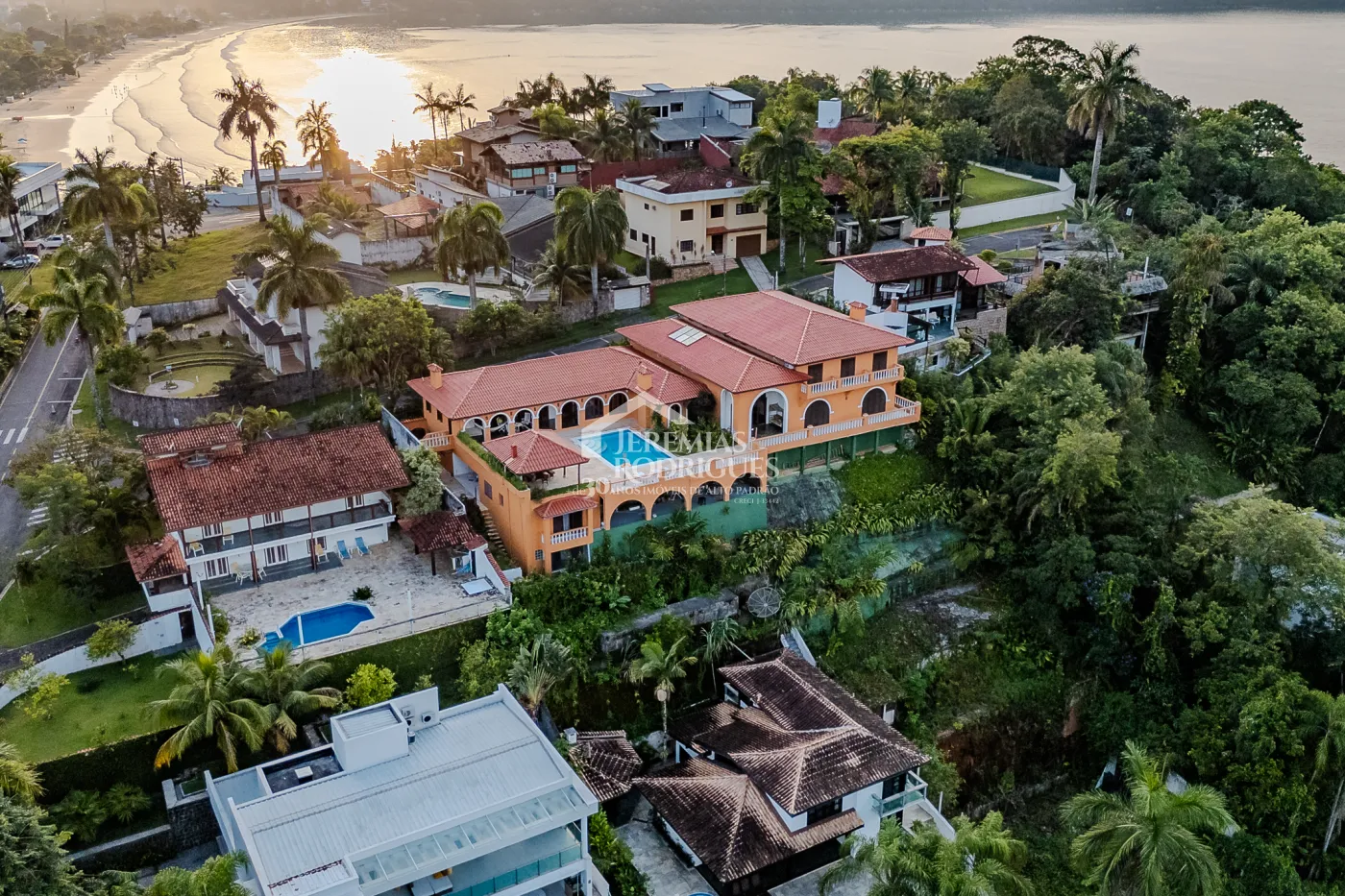 Mansão à venda com 7suítes no Condomínio Santa Rita em Ubatuba/SP.