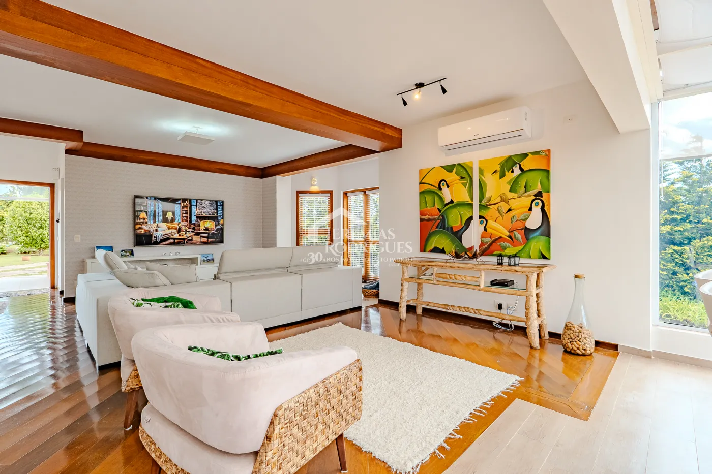 Casa assobradada à venda com 3 dormitórios no Condomínio Aldeia Austríaca em Campos do Jordão/SP.