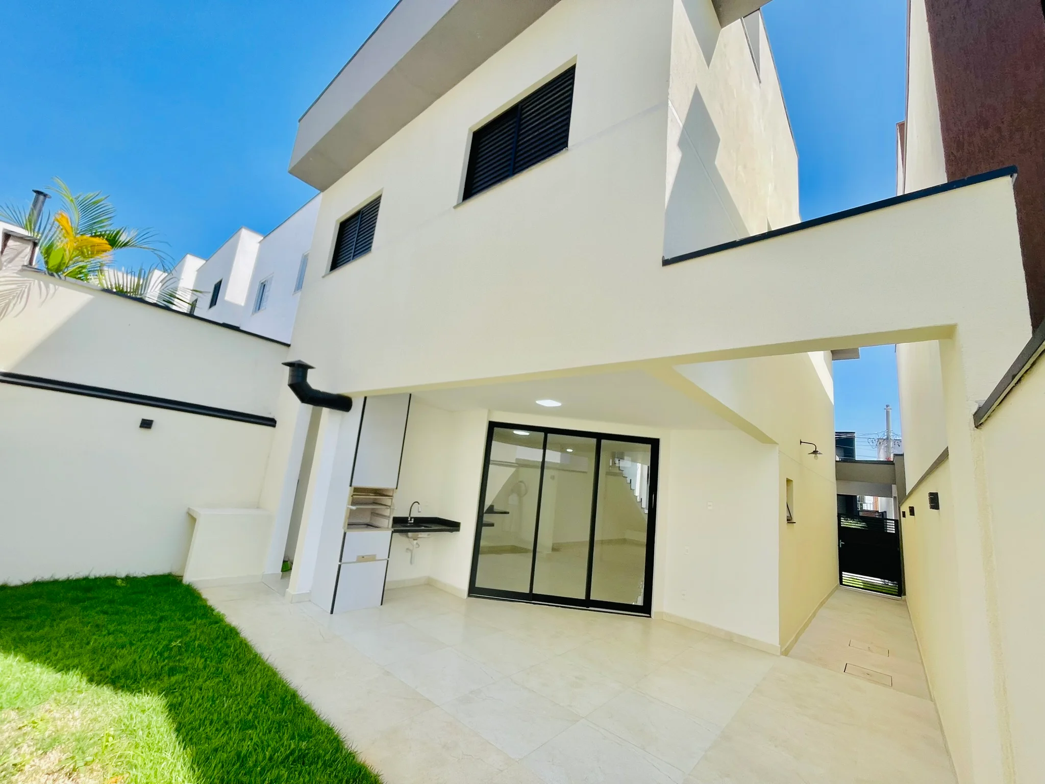 Casa com 3 dormitórios à venda no Condomínio Recanto Tropical em Taubaté/SP.