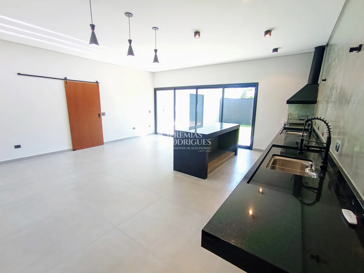 Casa à venda com 3 suítes no Condomínio Quinta das Palmeiras em Taubaté/SP.