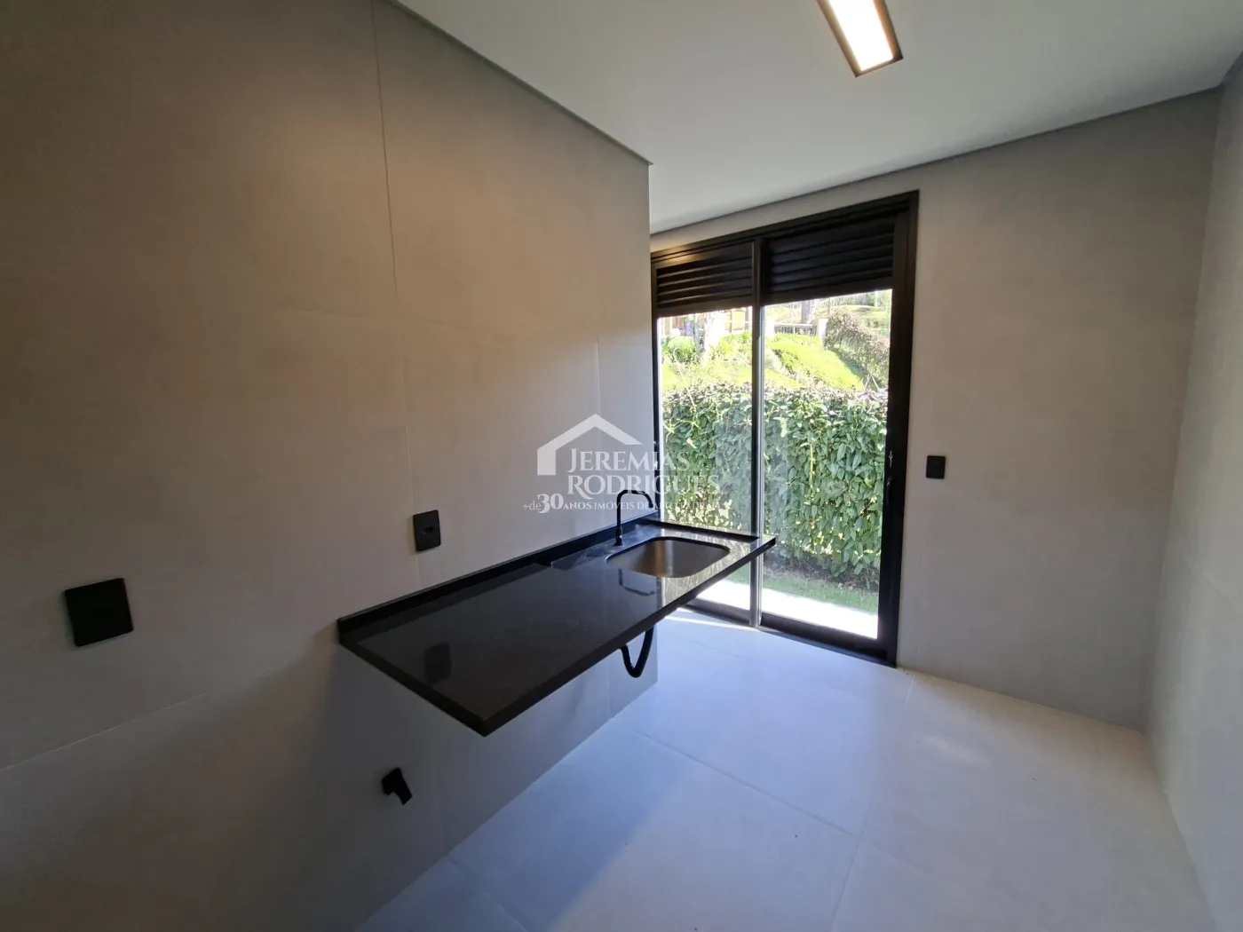 Casa à venda com 4 dormitórios, no Condomínio Parque da Mantiqueira em Santo Antônio do Pinhal/SP.