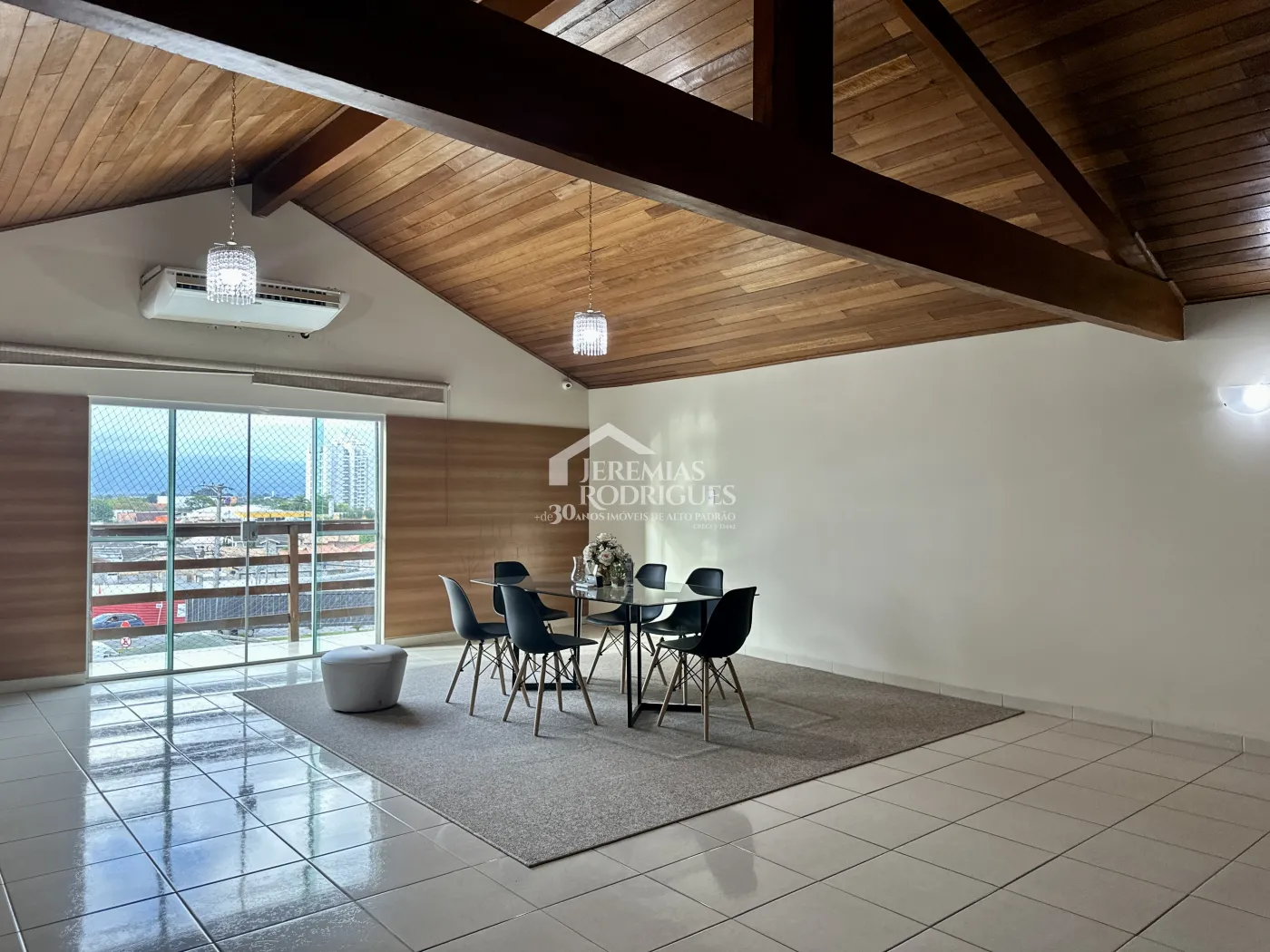 Casa comercial com 320 m² - Chácara Guizard - Taubaté/SP.