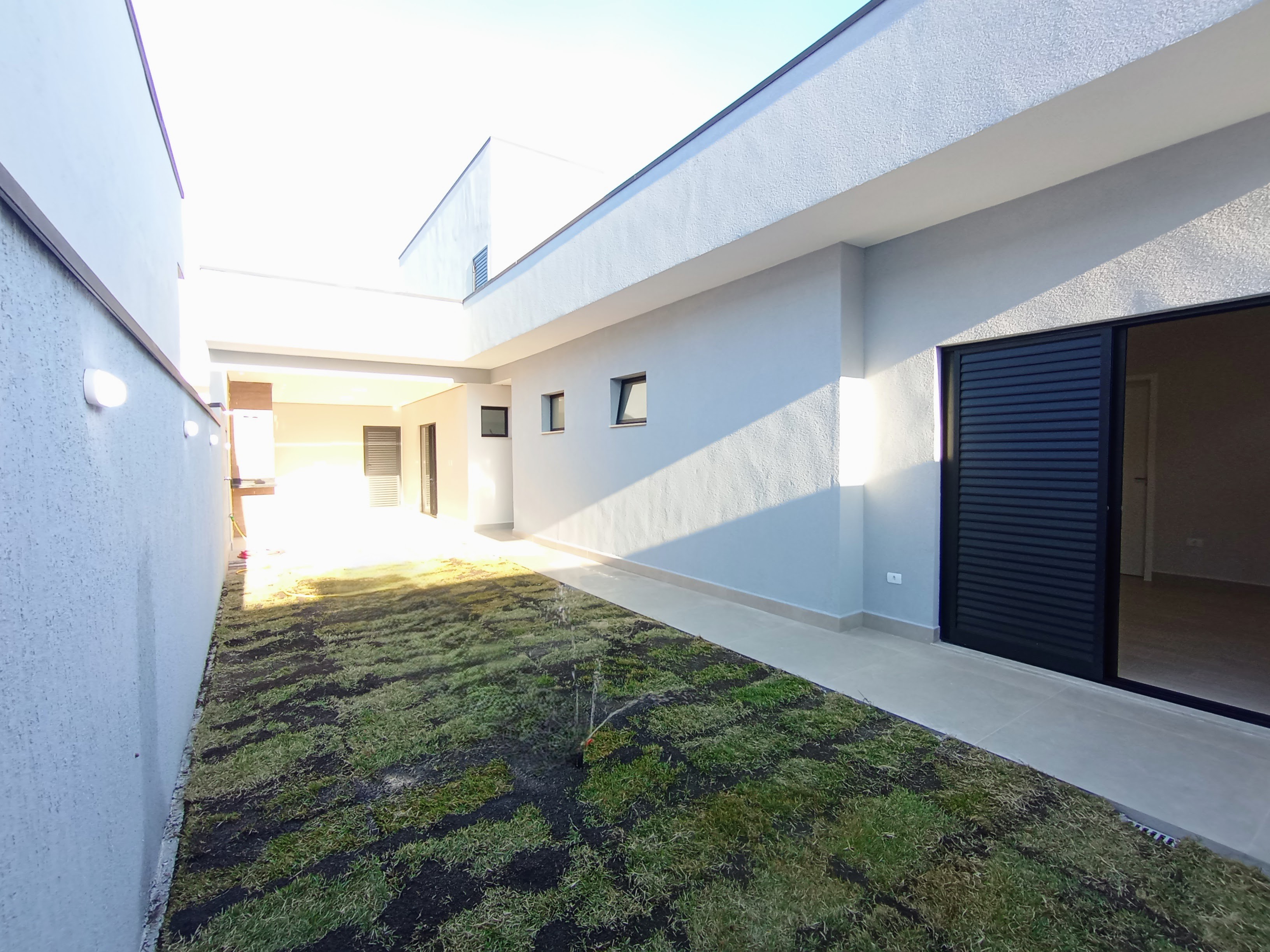 Casa à venda com 3 dormitórios no Condomínio Ouro Ville em Taubaté/SP.