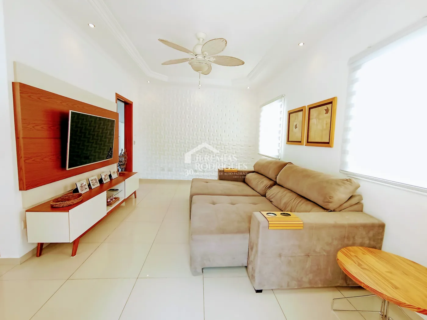 Casa assobradada com 3 suítes - Condomínio Jardim Oásis - Taubaté/SP.