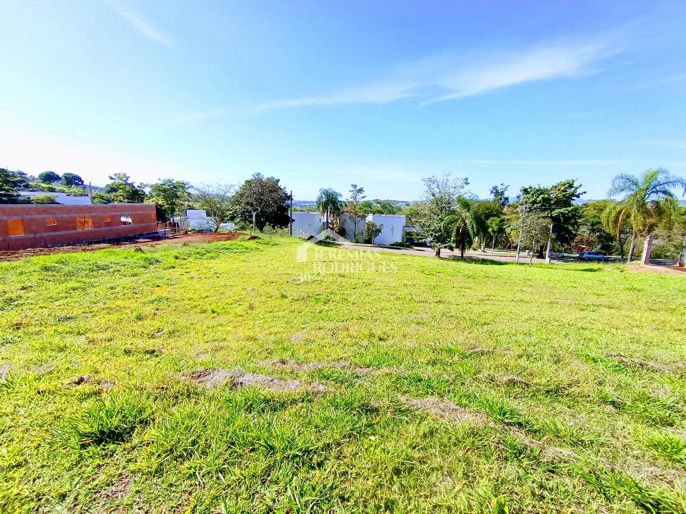 Terreno à venda com 1.139 m² no Condomínio Altos do Cataguá em Taubaté/SP.