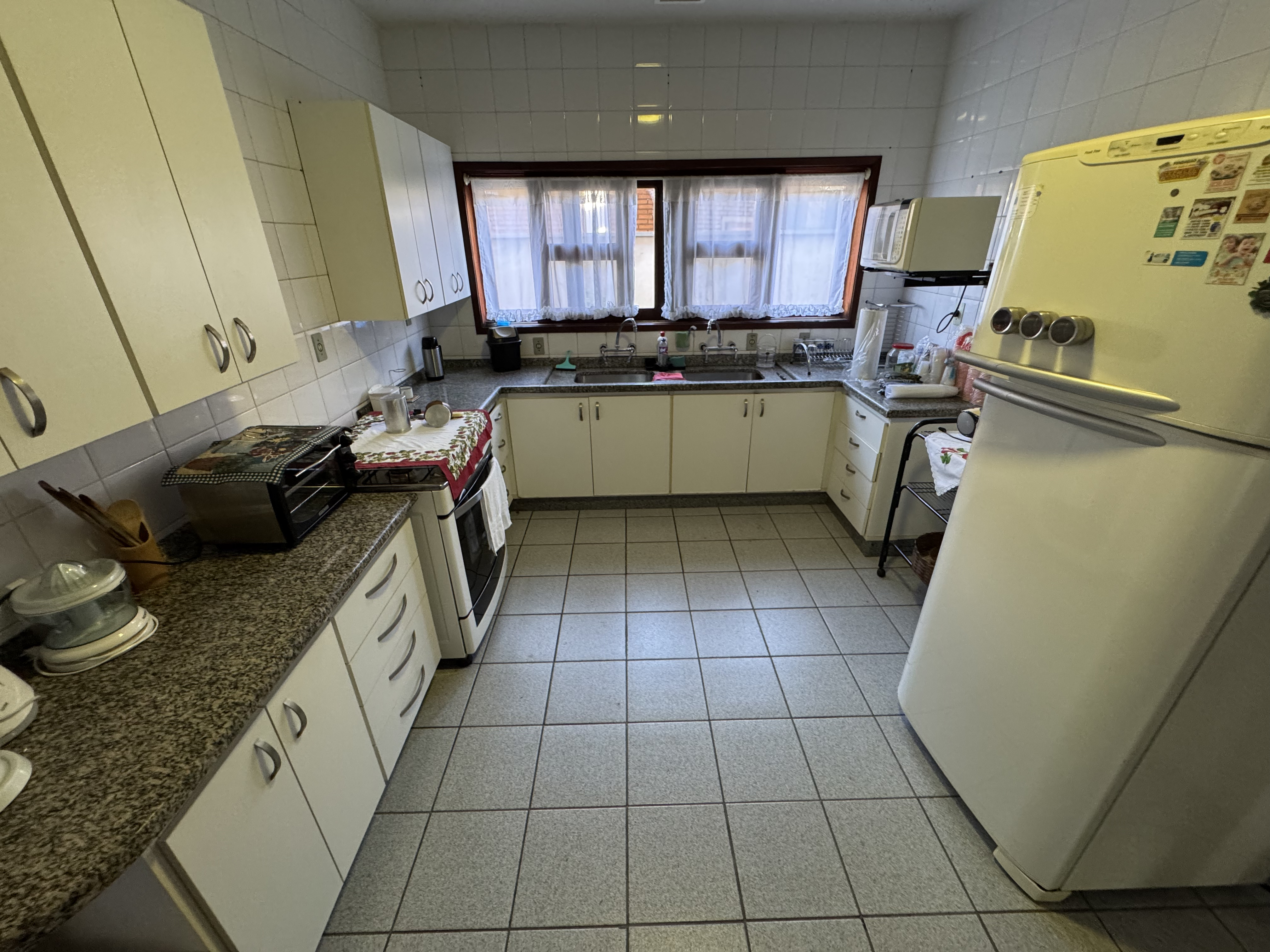 Casa à venda com 4 dormitórios no Condomínio Village Paineiras em Pindamonhangaba/SP.