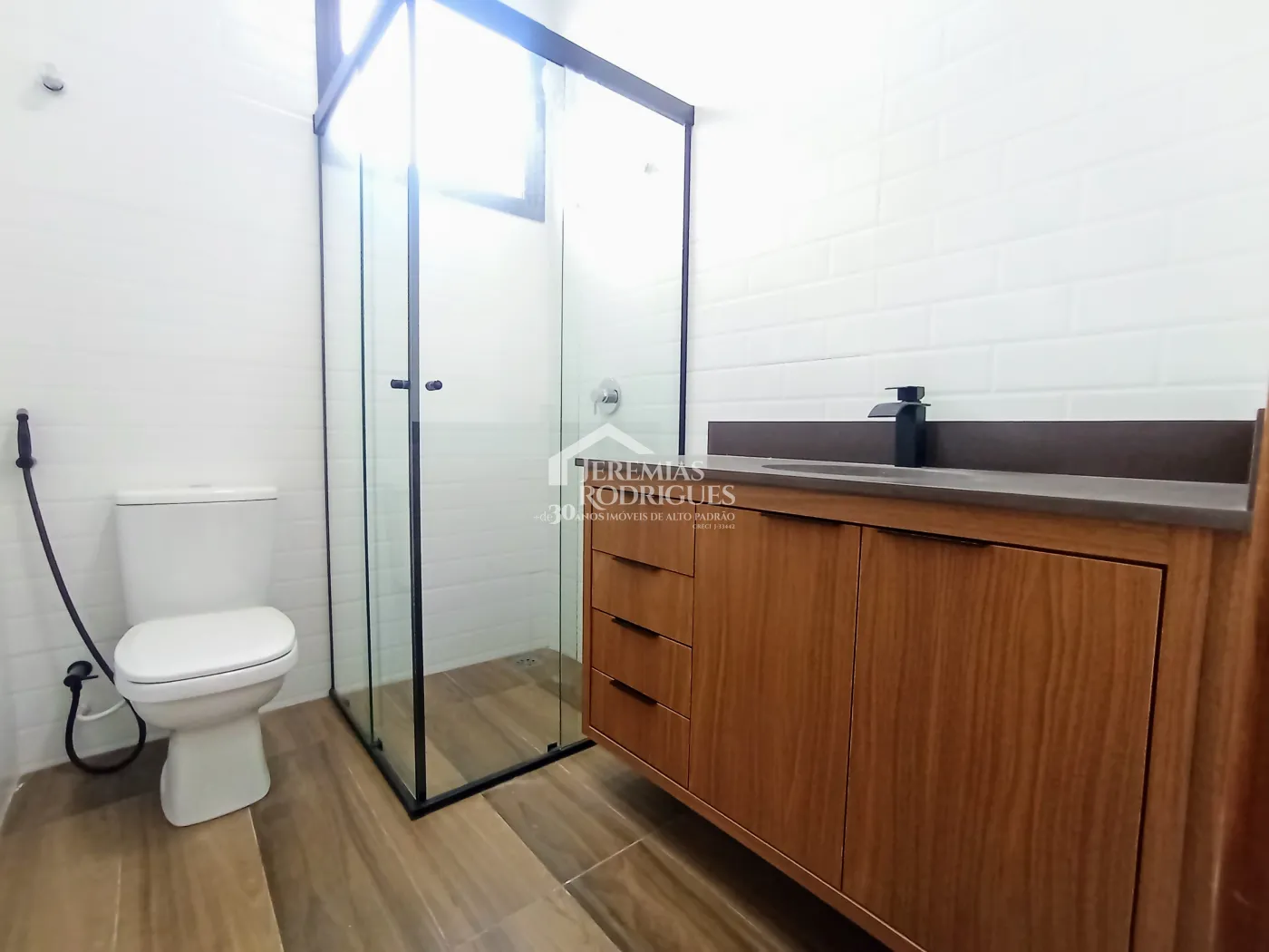 Casa à venda com 3 suítes no Condomínio Campos do Conde II em Tremembé/SP.