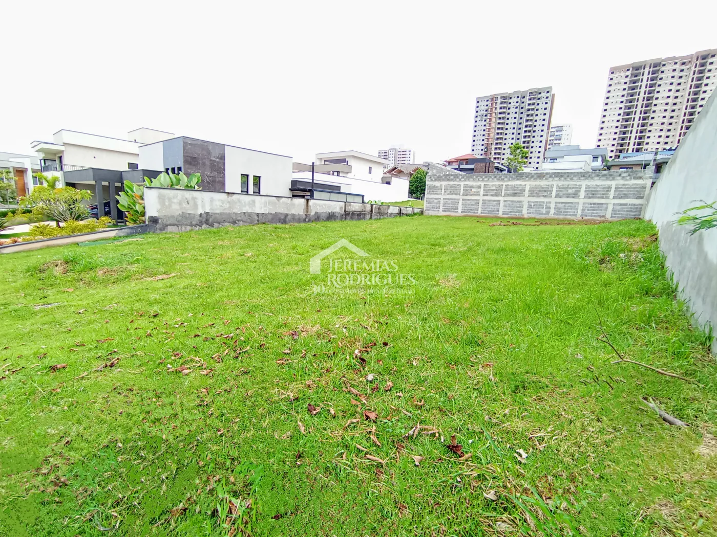 Terreno à venda com 451 m² no Condomínio Monte Carlo em São José dos Campos/SP.