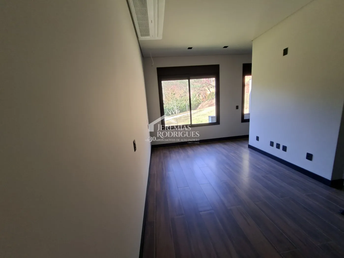 Casa à venda com 4 dormitórios, no Condomínio Parque da Mantiqueira em Santo Antônio do Pinhal/SP.